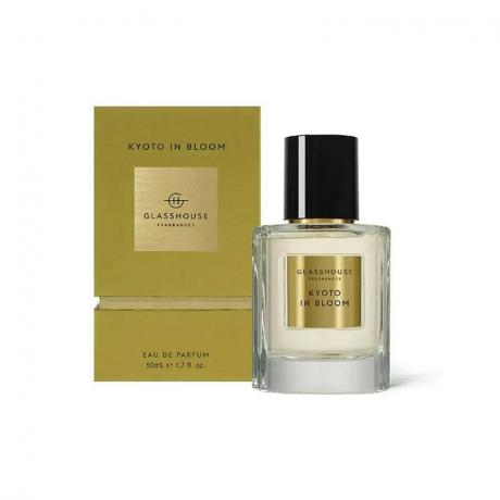 Beyaz bir arka plan üzerinde Blook Eau de Parfum'daki Glasshouse Fragrances Kyoto'nun bir cam parfüm şişesi