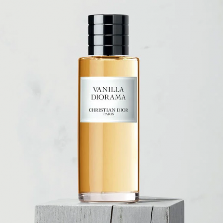 Dior Vanilla Diorama სუნამოს ბოთლი ნაცრისფერ ფონზე