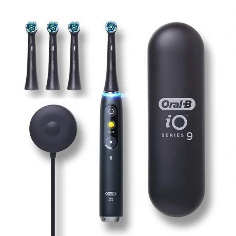 Електрична зубна щітка Oral-B iO Series 9 на білому тлі