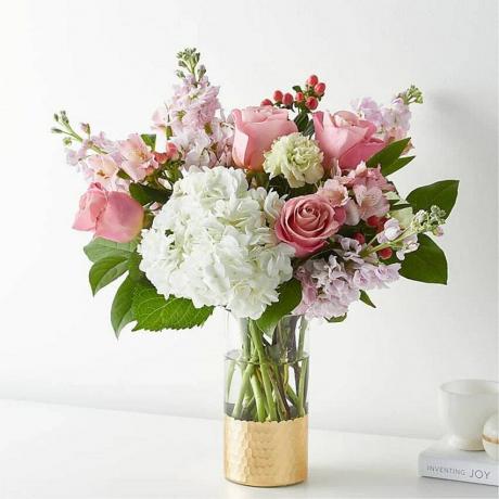 FTD Buket April Bouquet bunga merah muda dan putih dalam vas bening dan emas di ruangan putih