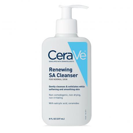 CeraVe Renewing Salicylic Acid Cleanser gjennomskinnelig lysegrå flaske med blå stripe og hvit pumpe på hvit bakgrunn
