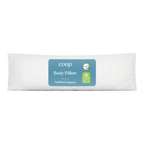Coop Home Goods Adjustable Full Body Pillow dlhý biely vankúš s modrým štítkom na bielom pozadí