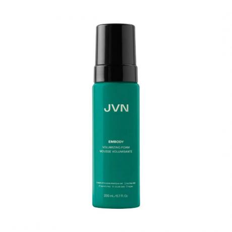 JVN Embody Volumizing Foam γαλαζοπράσινο μπουκάλι με μαύρο καπάκι σε λευκό φόντο