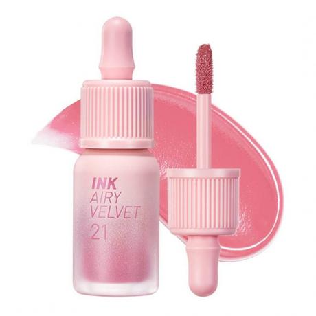 Peripera Ink Airy Velvet Lip Tint -pullo vaaleanpunaista huulisävyä, jonka takana on tilkku valkoisella pohjalla