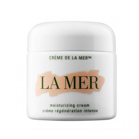 Bak putih dengan tulisan hijau La Mer Crème de la Mer Moisturizer dengan latar belakang putih